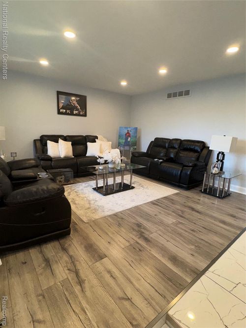 38217 Pinebrook Dr, Sterling Heights, MI, 48310-3017 | Card Image
