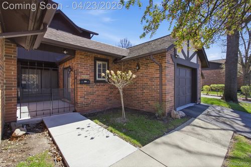 29242 Wellington Rd W, Southfield, MI, 48034-4571 | Card Image