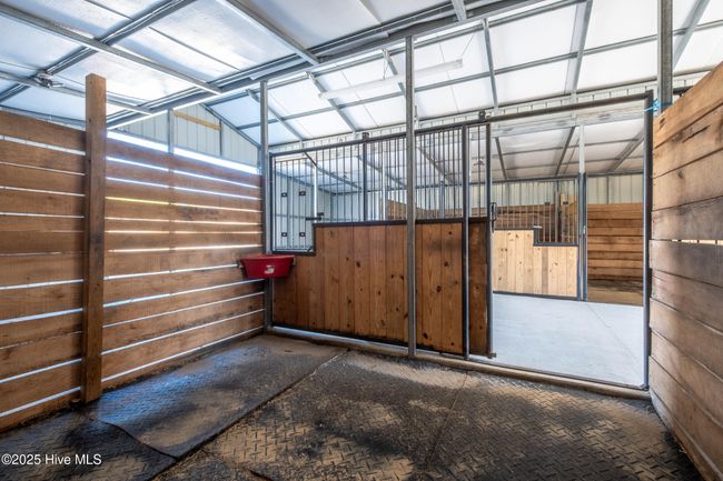 6-stalls 12x12 all with rubber mats | Image 69