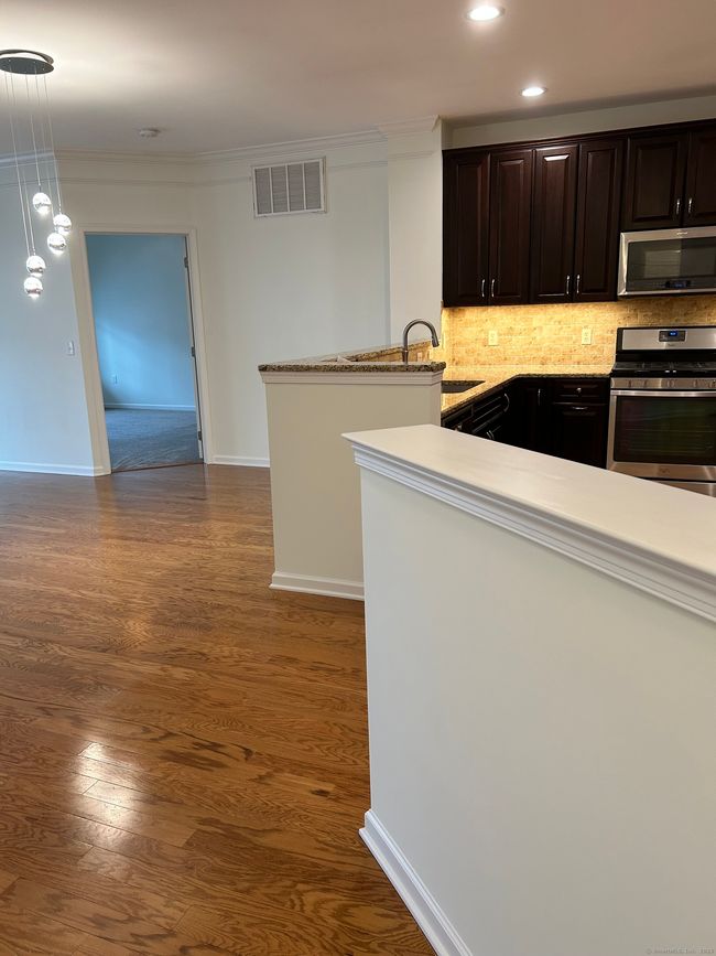 124 - 124 Center Meadow Ln, Condo with 2 bedrooms, 2 bathrooms and 1 parking in Danbury CT | Image 4