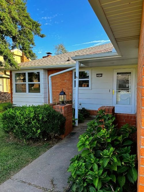 1012 W Linden St, Rogers, AR, 72756-5851 | Card Image