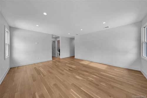 4 Northwood Ct, Woodbury, NY, 11797-1405 | Card Image