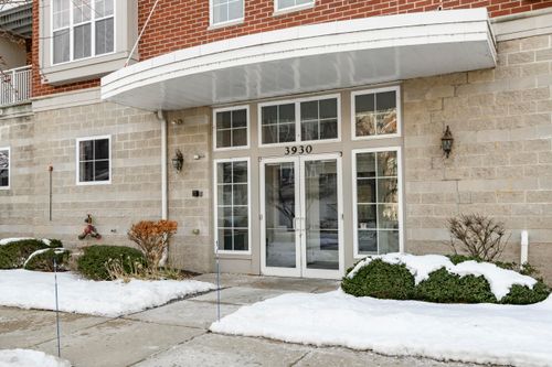 3930 S Lake Dr, Saint Francis, WI, 53235-5238 | Card Image