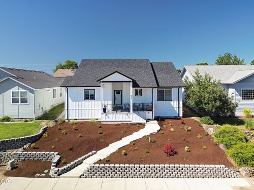990 Win Way, Eagle Point, OR, 97524-6617 | Card Image