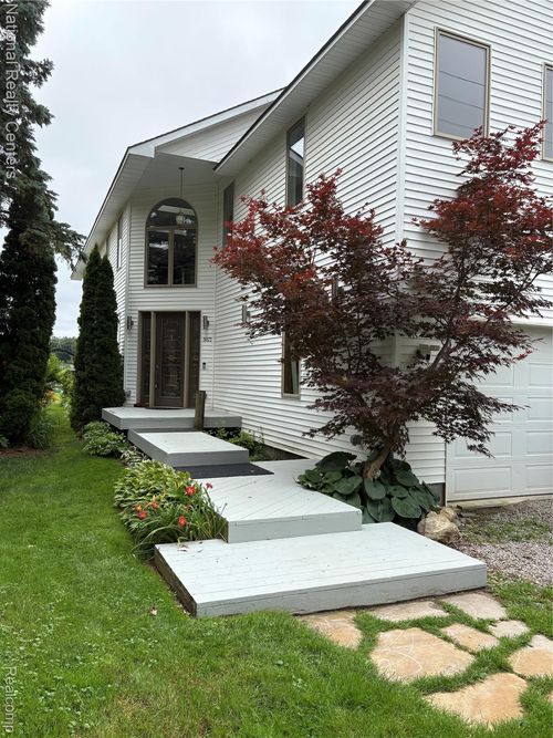 8871 Lakeview Dr, White Lake, MI, 48386-4140 | Card Image