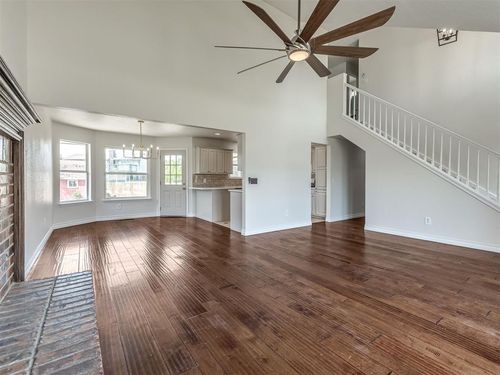 2705 E Hills Dr, Moore, OK, 73160-9542 | Card Image