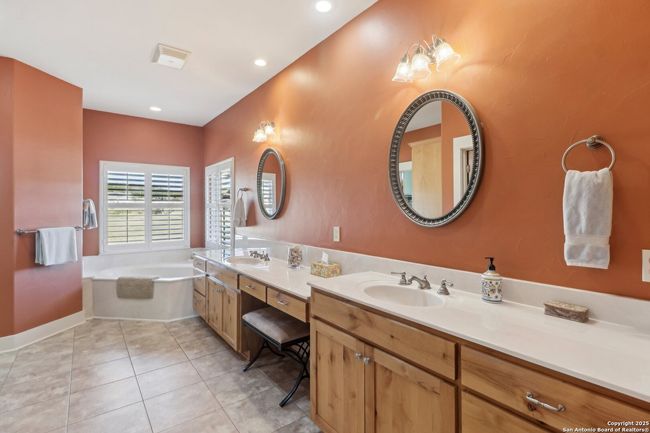 221 Cypress Estates Pkwy, House other with 3 bedrooms, 2 bathrooms and null parking in Ingram TX | Image 21