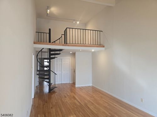 28 Sunrise Dr, Gillette, NJ, 07933-1950 | Card Image