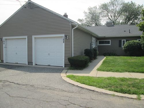 188-188 Horseshoe Dr, Chicopee, MA, 01022-1178 | Card Image