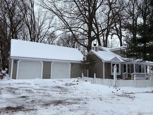 21214 Averhill St, Farmington Hills, MI, 48336-5800 | Card Image