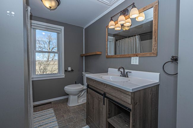 15-Main Floor Bath.jpg | Image 15