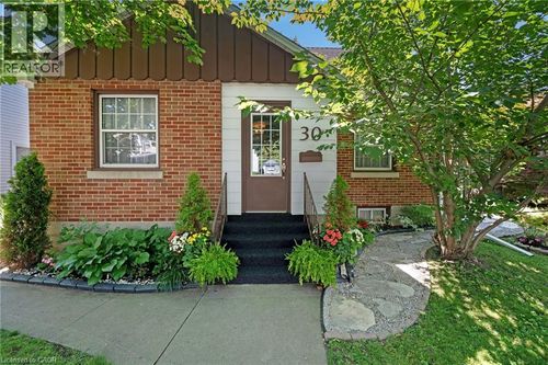 30 Centre St, Cambridge, ON, N1R4E5 | Card Image