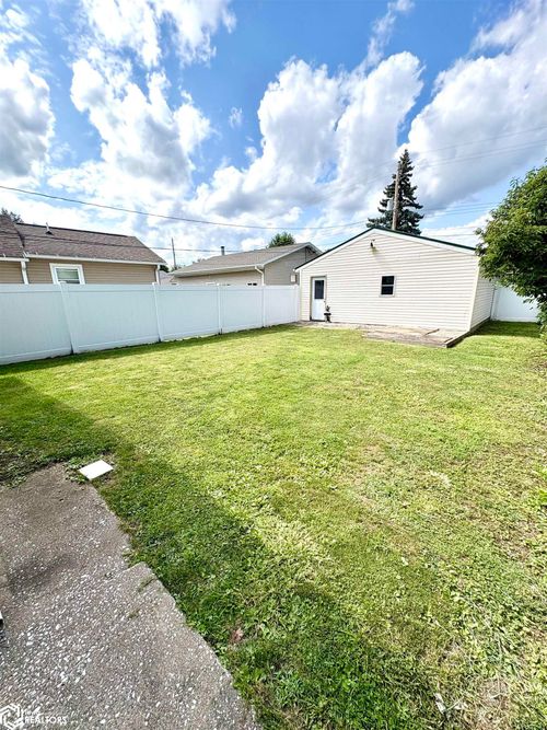 714 Hedge Ave, Burlington, IA, 52601-6449 | Card Image