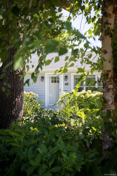 48 Middle Pond Rd, Southampton, NY, 11968-4322 | Card Image