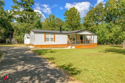 Manufactured / mobile home with a shed, a front lawn, and covered porch | Image 1