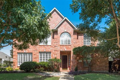 Front facade with a front yard | Image 2