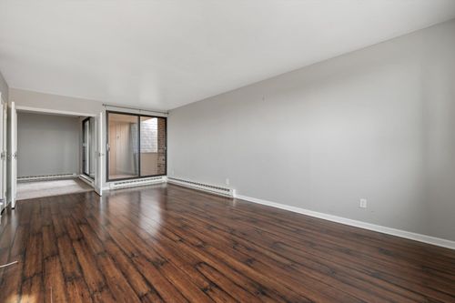 425 W Willow Ct, Fox Point, WI, 53217-2667 | Card Image