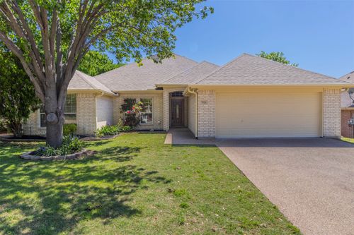 7521 Whitestone Ranch Rd, Benbrook, TX, 76126-4552 | Card Image