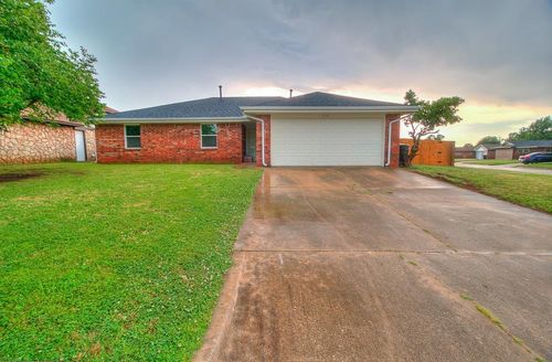648 Nw 18th St, Moore, OK, 73160-3516 | Card Image
