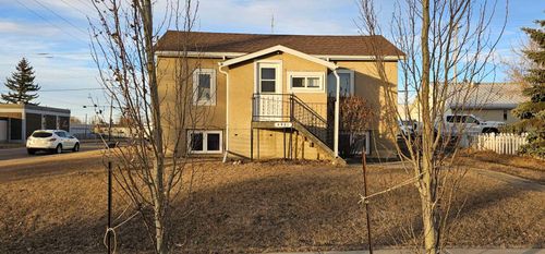 4901 49 Avenue, Home with 5 bedrooms, 2 bathrooms and 2 parking in Castor AB | Card Image