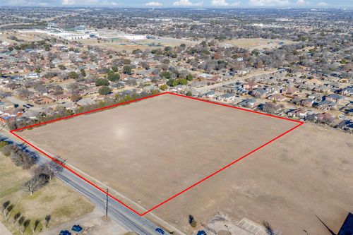 221 W Parkerville Rd, Desoto, TX, 75115-8075 | Card Image