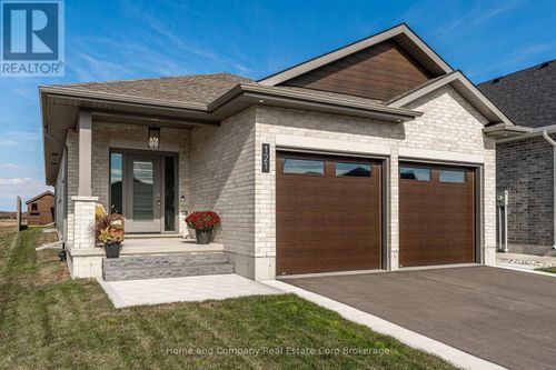 121 Glass St, St Marys, ON, N4X0C1 | Card Image