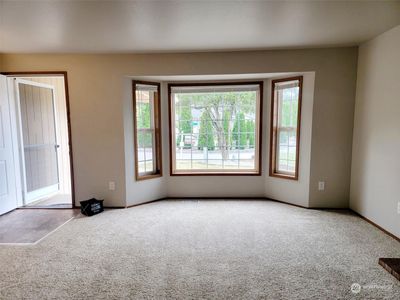 Huge living room... | Image 3