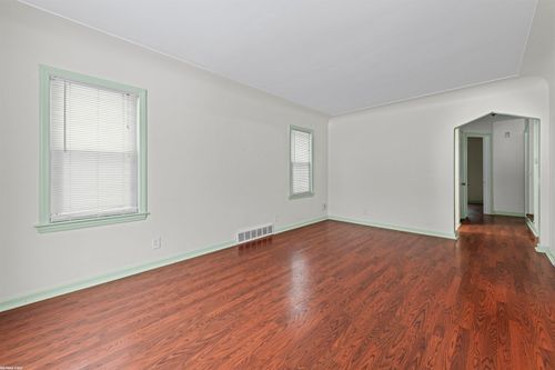 22844 Oakwood Ave, Eastpointe, MI, 48021-3541 | Card Image