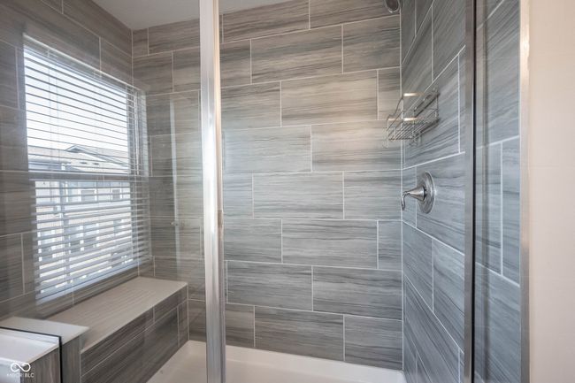 Oversized Elegant Shower with Bench | Image 42