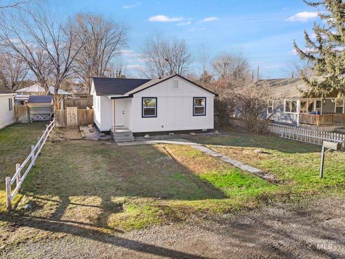 1033 Nevada St, Gooding, ID, 83330-1744 | Card Image