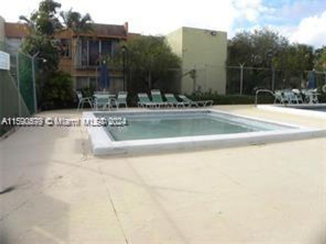 112D - 9321 Sw 4th St, Condo with 2 bedrooms, 1 bathrooms and null parking in Miami FL | Image 9