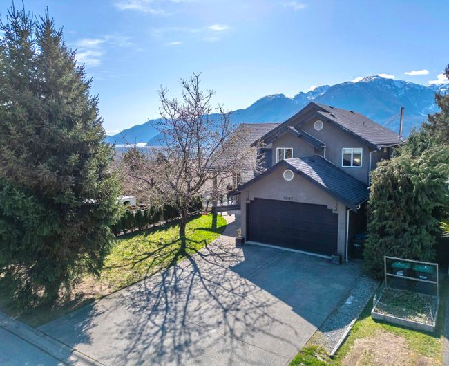 1007 Tobermory Way, House other with 4 bedrooms, 3 bathrooms and 5 parking in Squamish BC | Image 2