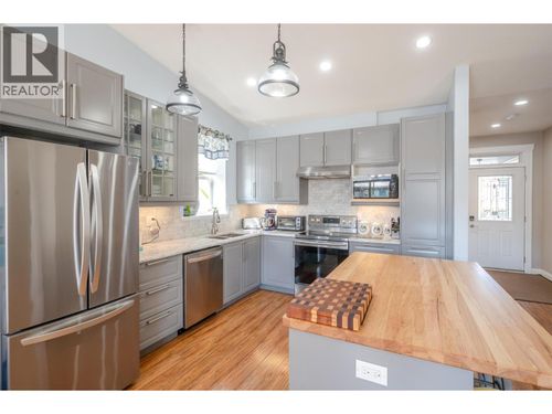 6865 Mountainview Dr, Oliver, BC, V0H1T4 | Card Image