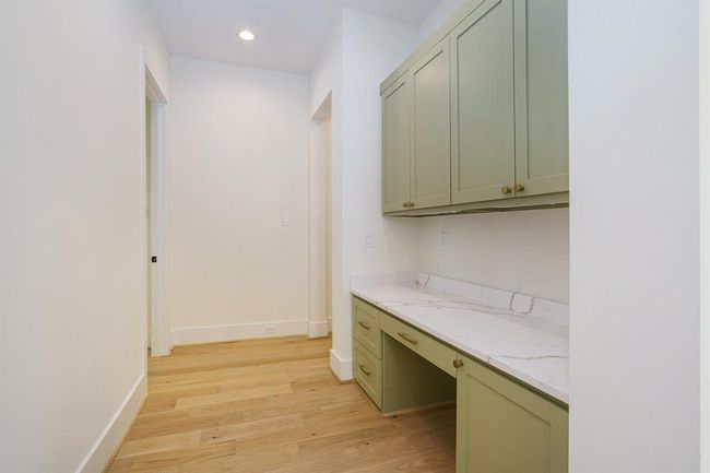 Great additional desk area upstairs. | Image 32