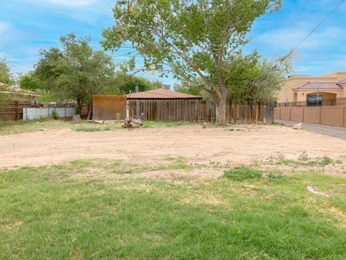 520 Los Lentes Rd, Los Lunas, NM, 87031-6832 | Card Image