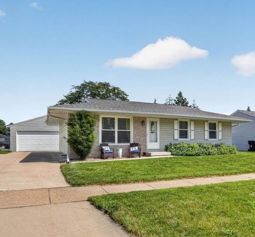122 Bergstrom Blvd, Cedar Falls, IA, 50613-5526 | Card Image