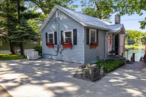 171 N Rock Lake Dr, Vestaburg, MI, 48891-9443 | Card Image