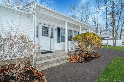 14 Wiltshire Ct, Center Moriches, NY, 11934-2011 | Card Image