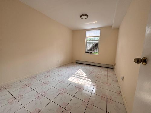 89 70th Rd, Forest Hills, NY, 11375-6622 | Card Image