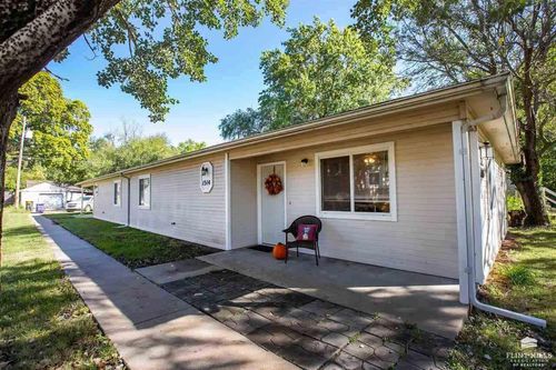 1514 Colorado St, Manhattan, KS, 66502-4216 | Card Image