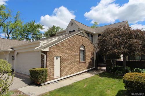 7139 Creeks Xing, West Bloomfield, MI, 48322-3504 | Card Image