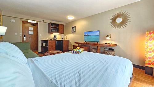 502-2425 Kuhio Ave, Honolulu, HI, 96815-3301 | Card Image