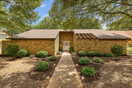 1710 E Valley Ln, Grand Prairie, TX, 75050-2287 | Card Image