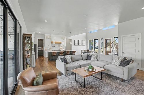 460 Old Farm Road, Edmond, OK, 73034 | Card Image