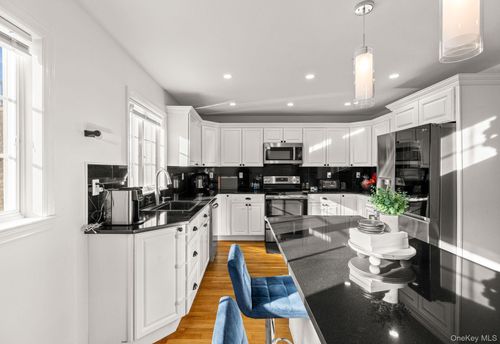 7-2 Wells Park Dr, Yonkers, NY, 10705-5603 | Card Image