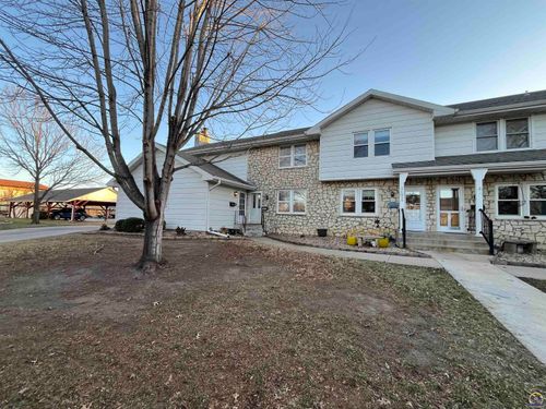 2009 Greenbriar Dr, Emporia, KS, 66801-5784 | Card Image