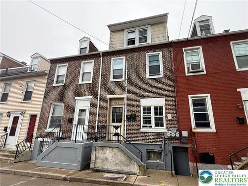 832 W Maple St, Allentown, PA, 18101-2016 | Card Image