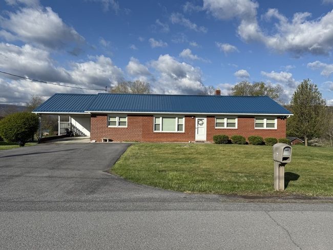 186 Summit Dr, Home with 3 bedrooms, 2 bathrooms and null parking in Peterstown WV | Image 17