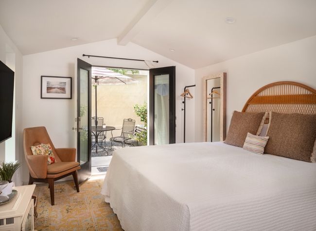 Guest house with french doors to private patio | Image 24