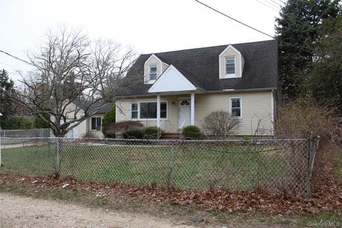 1354 Manor Ln, Bay Shore, NY, 11706-3734 | Card Image